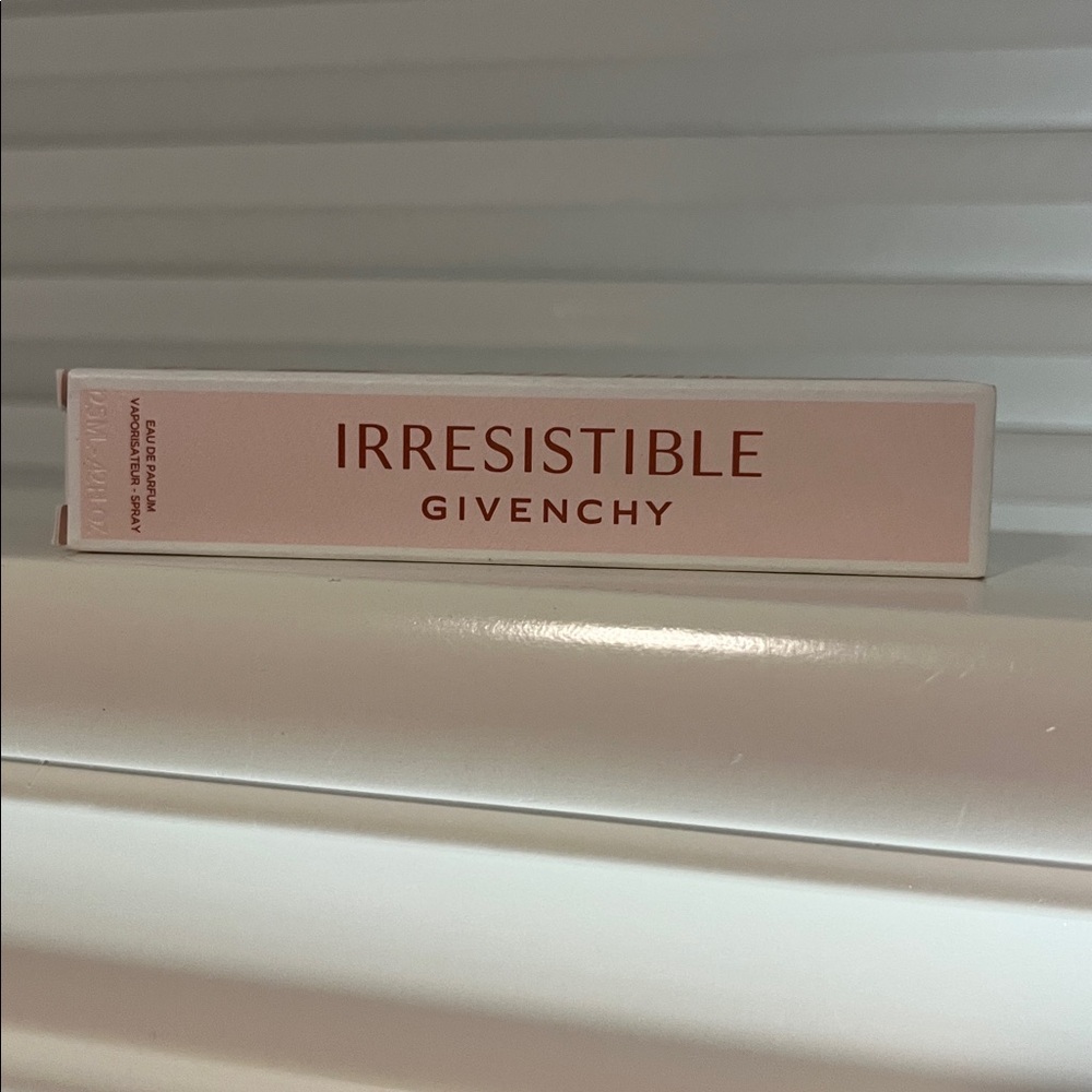Givenchy irresistible Travel Spray 12.5ml - Picture 2 of 3